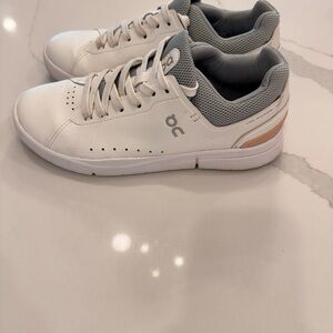 ON Women's White and Gray Sneakers